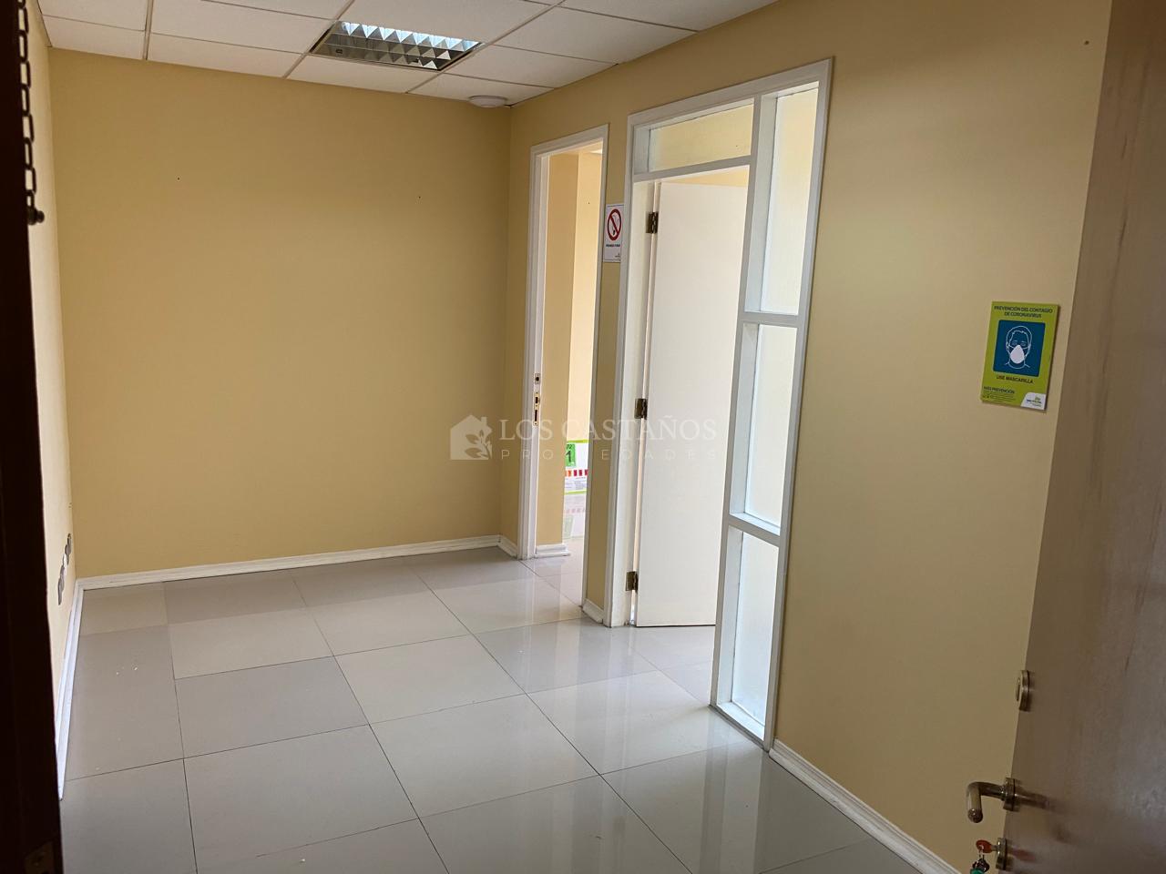 ARRIENDO OFICINA 31 M2 2 PRIVADOS EN EDIFICIO ENCARNACION