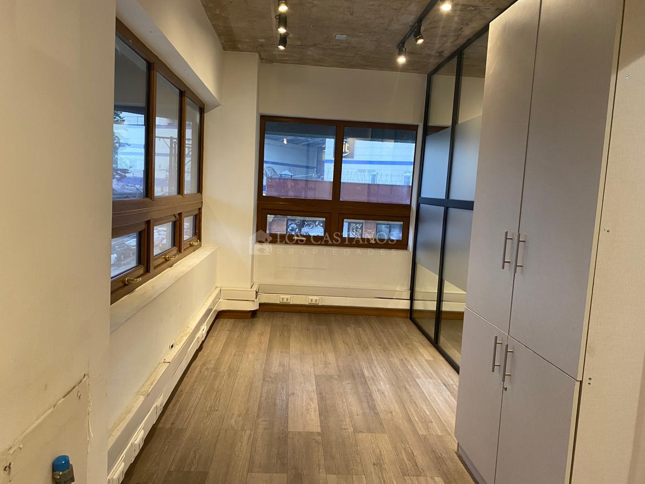 ARRIENDO OFICINA 87 M2/ 4 PRIVADOS FRENTE A LA MUNICIPALIDAD