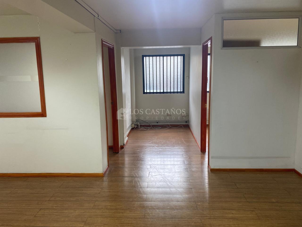 ARRIENDO OFICINA 100 M2 / 4 PRIVADOS/ 2 BAÑOS EDIFICIO PEDRO MONTT